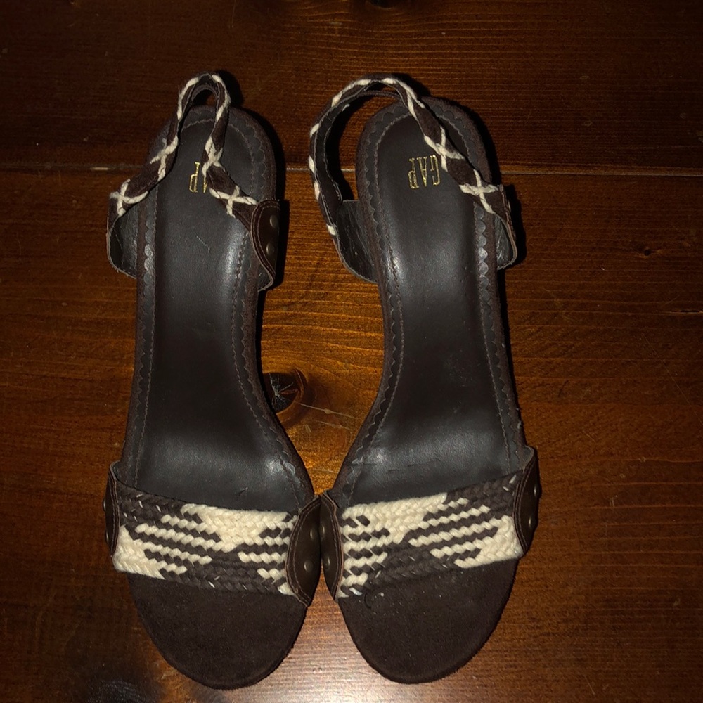 Gap wedge heels